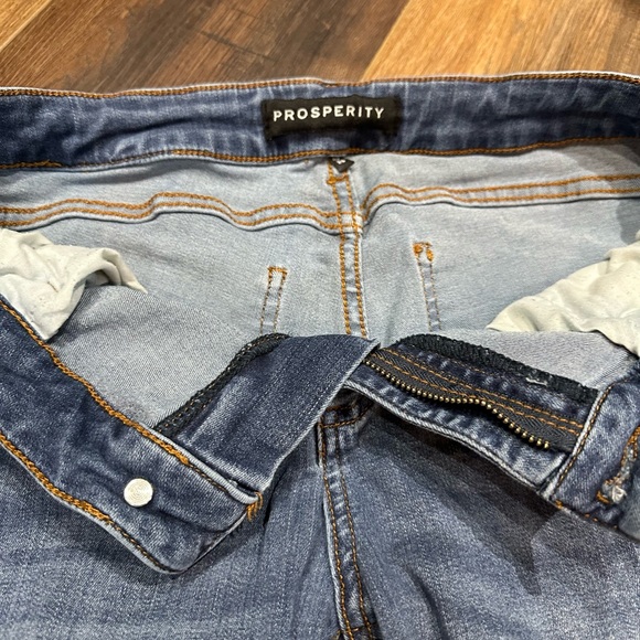 Prosperity Distressed Women's Cropped Jeans - Picture 4 of 4